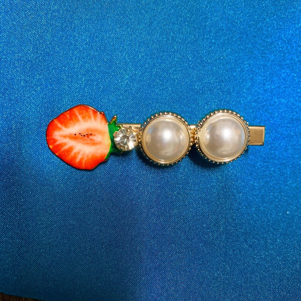 Cute strawberry pearl hair clips 🍓